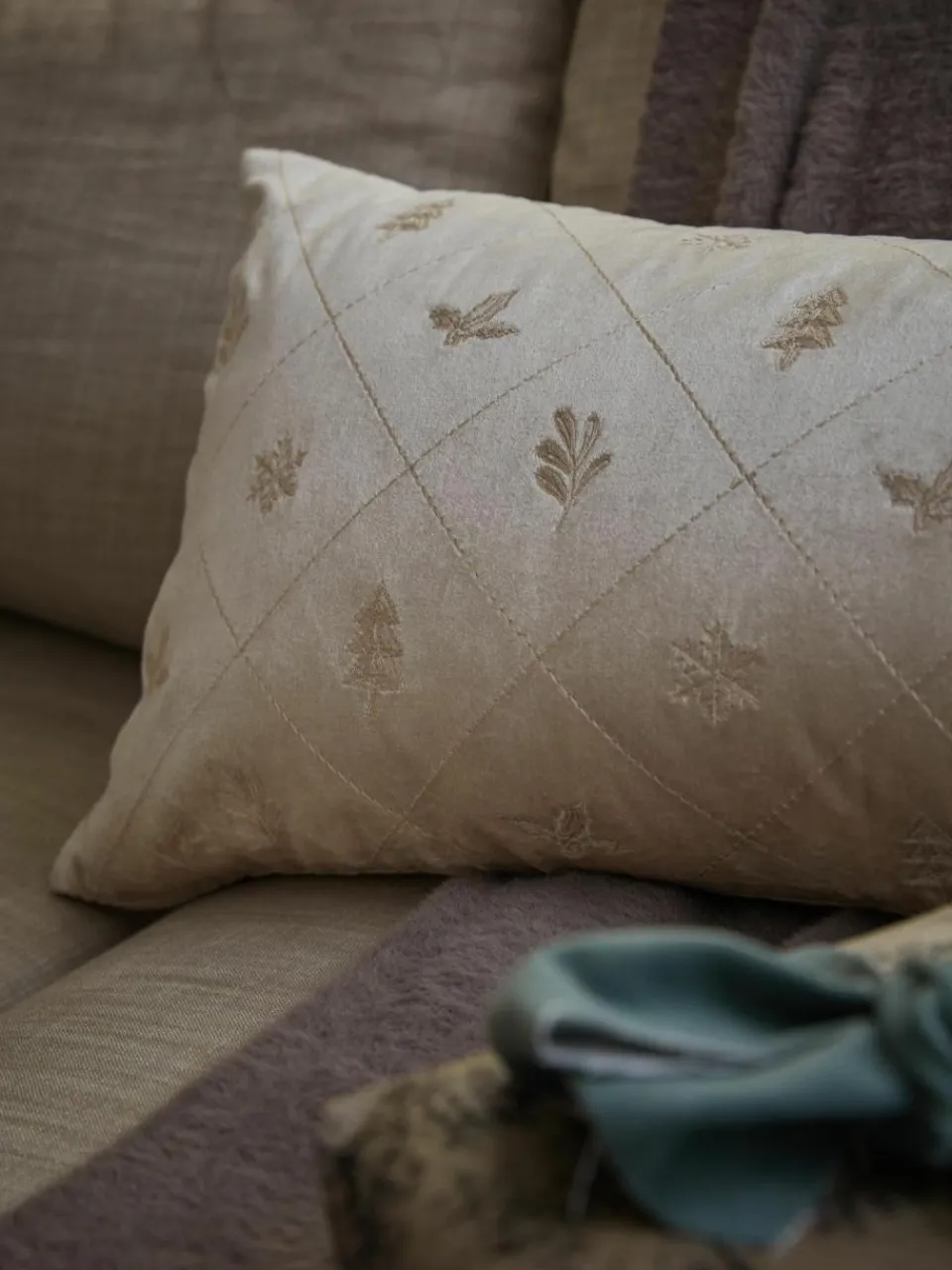 Westwing Collection Samt-Kissenhülle Isadora mit weihnachtlicher Stickerei