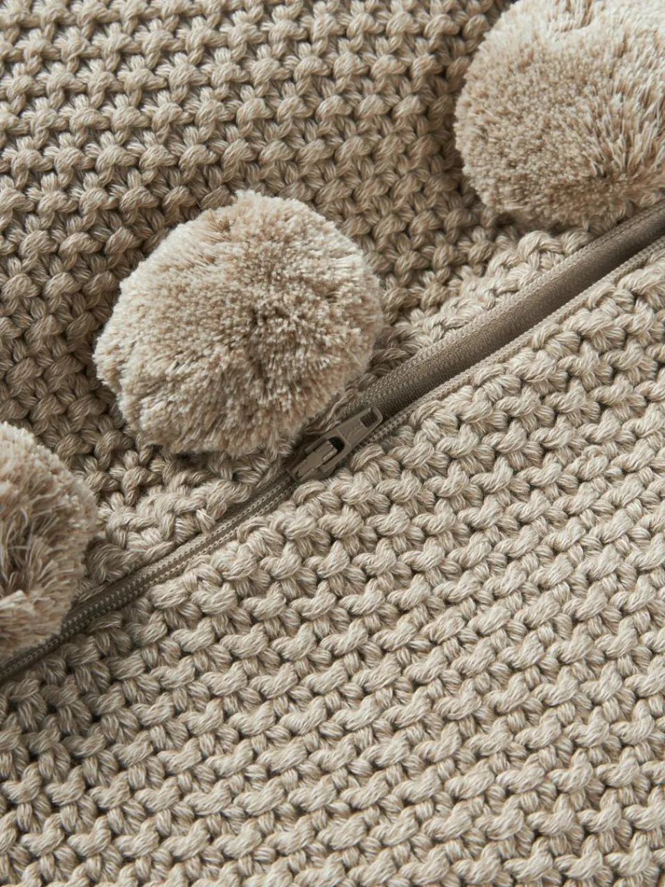 Westwing Collection Strick-Kissenhülle Molly mit Pompoms