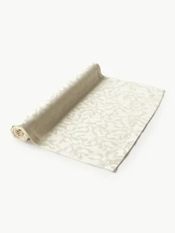 Westwing Collection Tischläufer Hollyn mit winterlichem Motiv