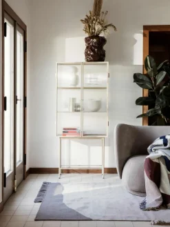 ferm LIVING Vitrine Haze mit Glastüren