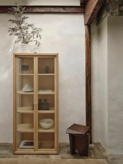 ferm LIVING Vitrine Reed mit geriffeltem Glas