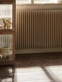 ferm LIVING Vitrinen-Basis Miru aus Eichenholz
