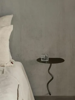 ferm LIVING Wand-Beistelltisch Curvature aus Messing