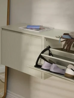 Westwing Collection Wand-Schuhschrank Shea mit Klappfächern und geriffelter Front