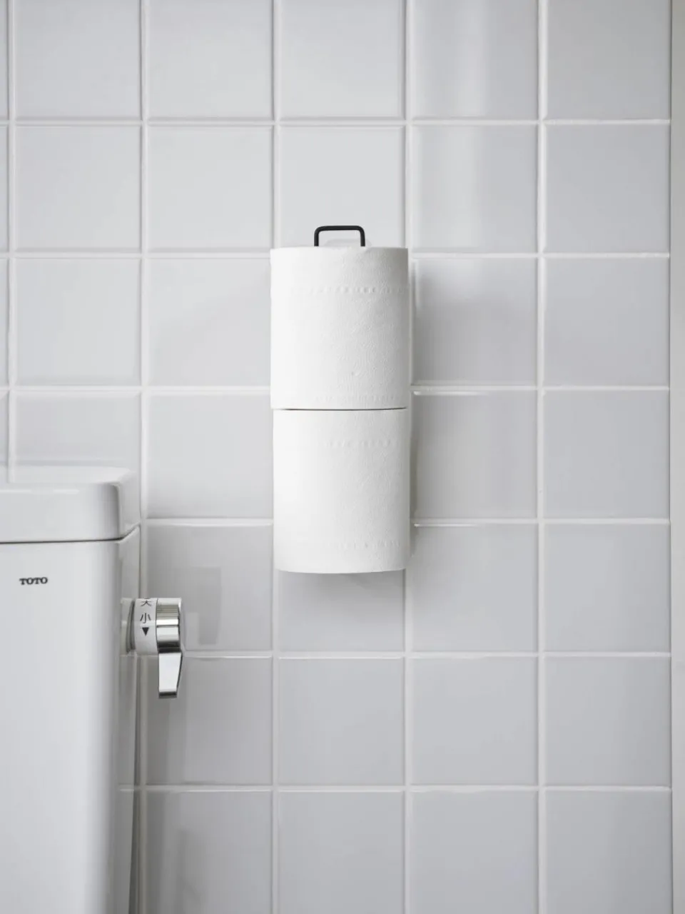 Yamazaki Wand-Toilettenpapierhalter Tower mit Klebehaken